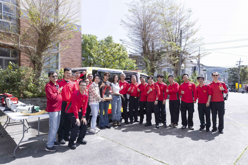 告五人特別前往消防局致意，感謝消防人員長期守護鄉親安全。（相信音樂提供）