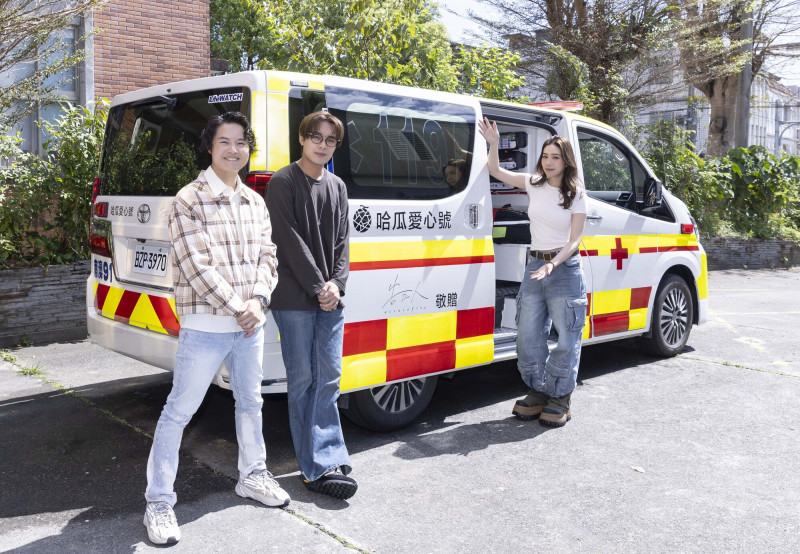 告五人捐贈「哈瓜愛心號」救護車獻愛心。（相信音樂提供）