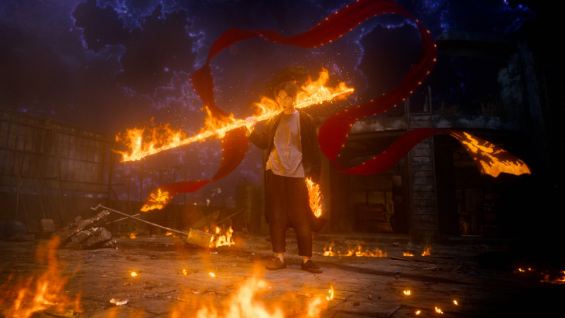 柯震東在《乩身》飾演三太子乩身，手持火尖槍，在符咒啟動時爆發出金光與火紋特效，展現強烈神性力量。（Netflix提供）