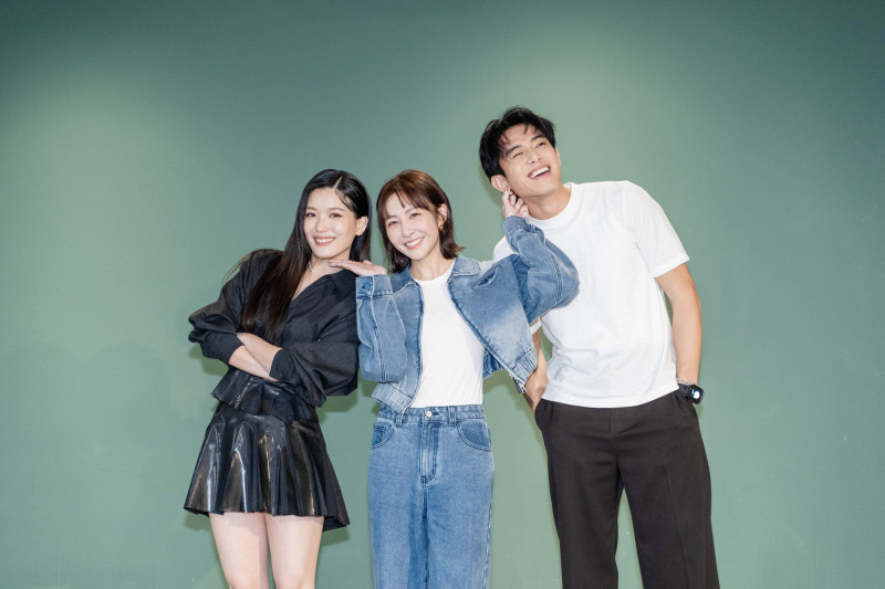 睦媄（左起）、林雨葶、初孟軒今一起宣傳新戲《以身相許》。（大愛提供）