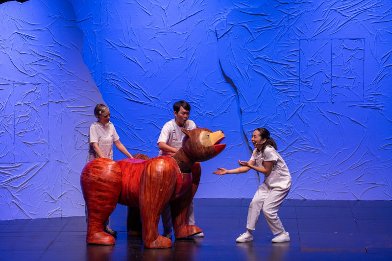 《好餓的毛毛蟲秀》以四段故事組成，包括《棕色的熊，棕色的熊，你在做什麼？》。（愛樂愛城、環心娛樂提供）