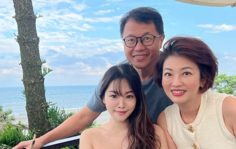 吳中純（右起）癌逝，留給丈夫梅聖旻、愛女梅嬿翎無限思念。（翻攝自臉書）