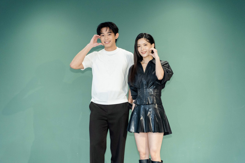 睦媄、初孟軒在《以身相許》飾演醫科生。（大愛提供）