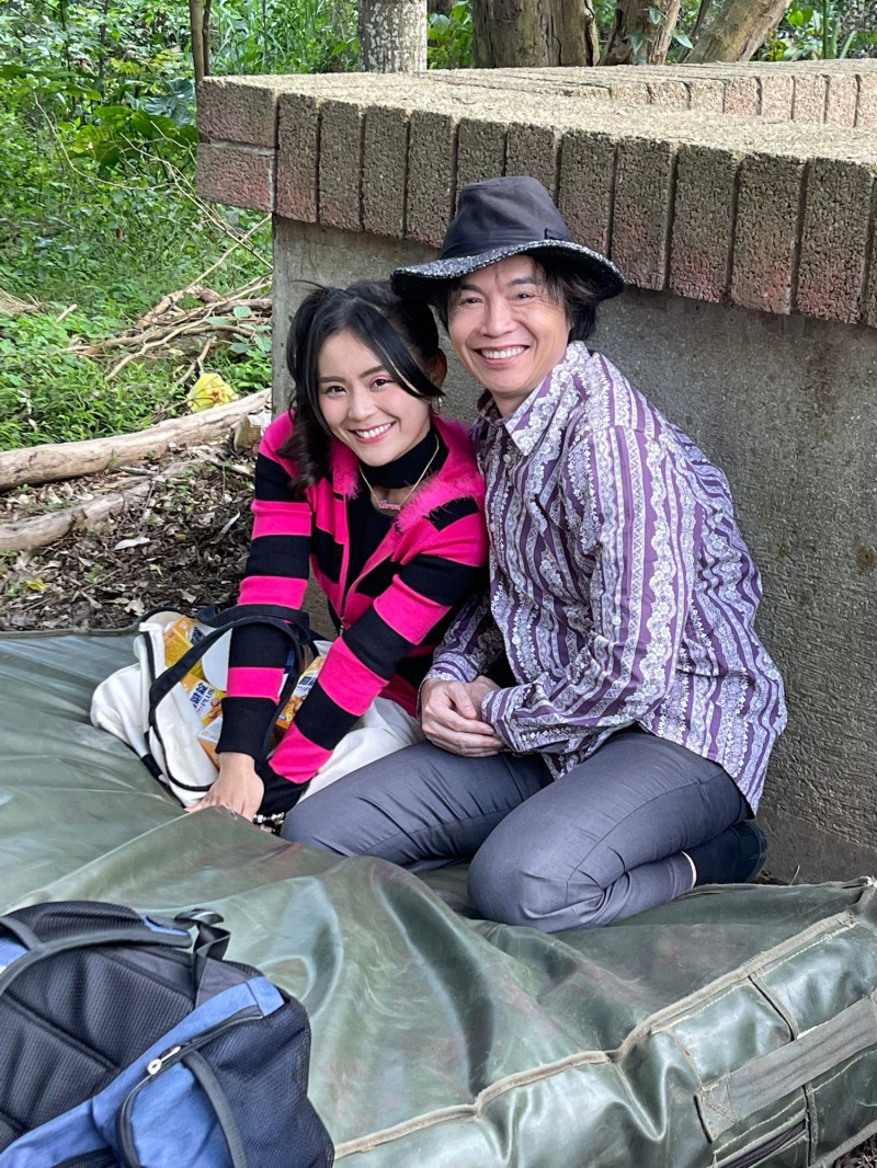 吳鈴山（右）在拍《豆腐媽媽》空檔暖心陪練五、六次，成功化解方琦的緊張情緒。（民視提供）