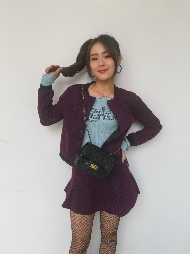 方琦在《豆腐媽媽》中挑戰底層台妹「洪彩華」，大膽撞色穿搭台味十足。（民視提供）