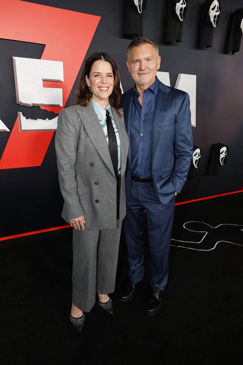 妮芙坎貝爾（左）主動邀請編導凱文威廉森拍攝《驚聲尖叫7》。（UIP提供）