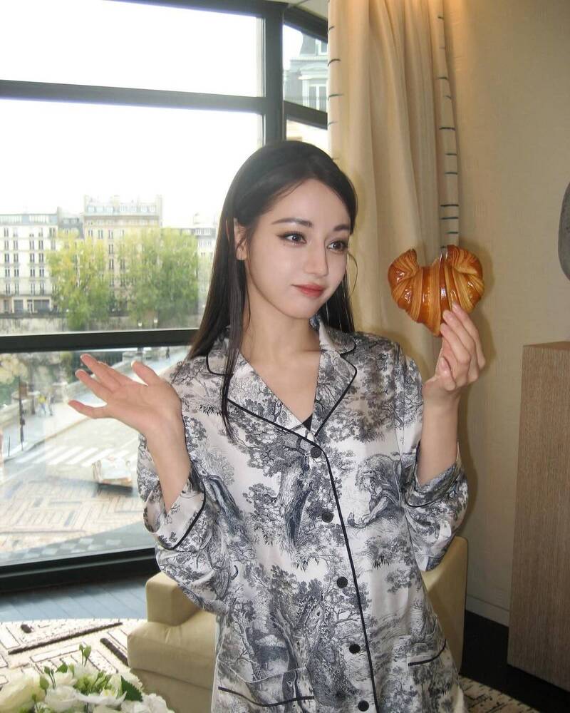 迪麗熱巴確定缺席巴黎時裝週。（翻攝自IG）