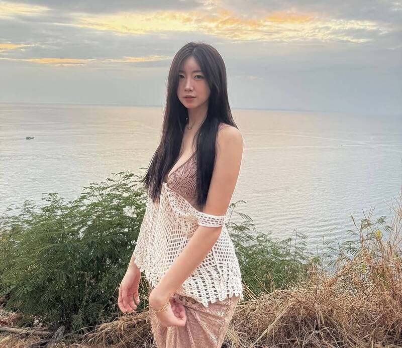 安芝儇穿著淺棕色繞頸式比基尼襯托出肌膚白皙，火辣剪裁露出她豐滿的上圍。（翻攝自IG）