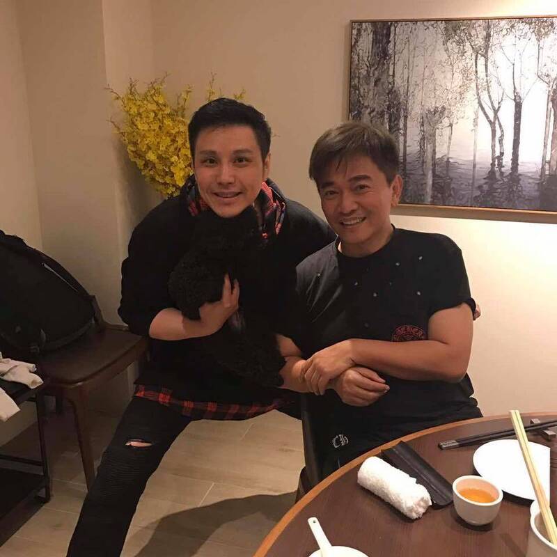 《飛龍在天》男演員洪誠陽（左）和綜藝天王吳宗憲合照。（翻攝自臉書）