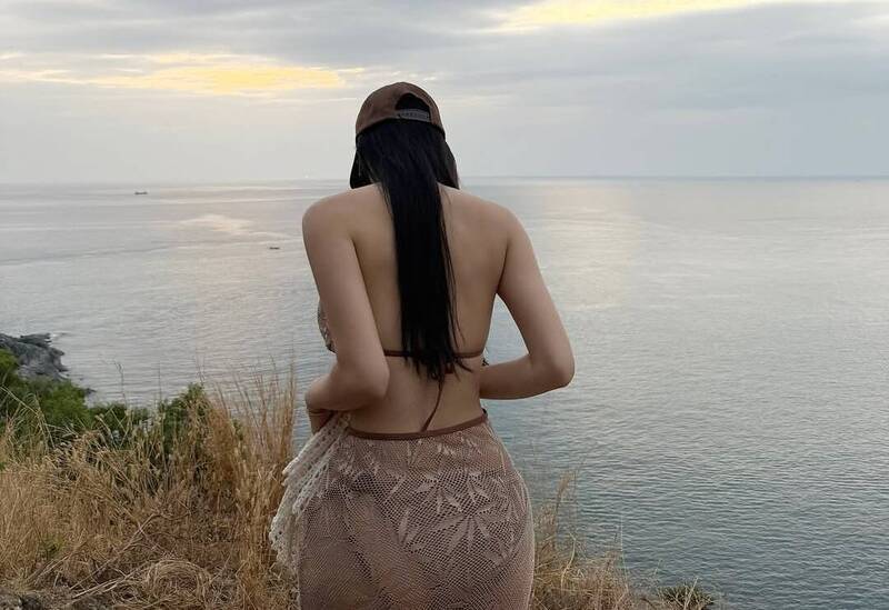 安芝儇服裝背面則是大挖背設計。（翻攝自IG）