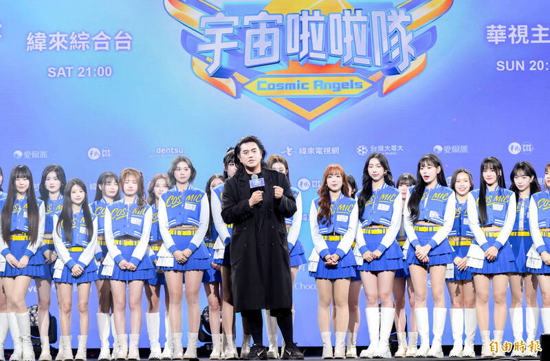 《宇宙啦啦隊》今（3）日舉辦開播記者會，B2（中）透露製作費早已超過預算。（記者王文麟攝）