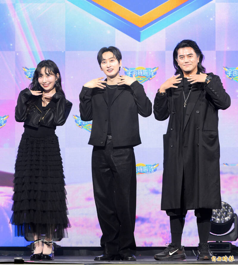 《宇宙啦啦隊》由製作人B2操刀、SUPER JUNIOR成員銀赫擔任主持人，與輔導員藤井麻由帶領啦啦隊女孩們一同在記者會亮相。（記者王文麟攝）