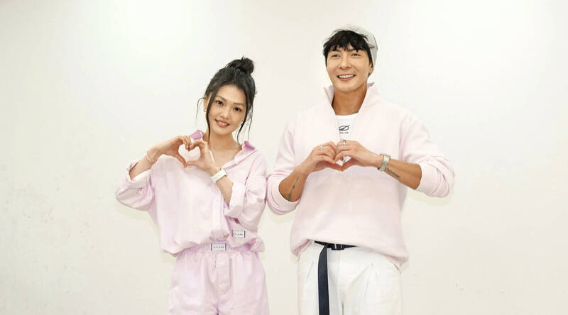 蜜雪（左）、江耀崙參與紅心字會公益活動，與長輩們一起運動。（記者潘少棠攝）