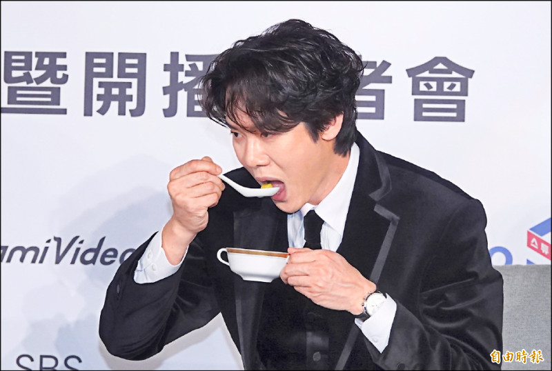 柳演錫入境隨俗，吃起台灣湯圓喊「金賀呷（真好吃）」。（記者潘少棠攝）