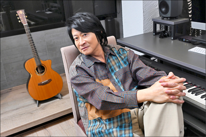 游鴻明國台語歌都拿手，寫了4百多首歌。（記者胡舜翔攝）