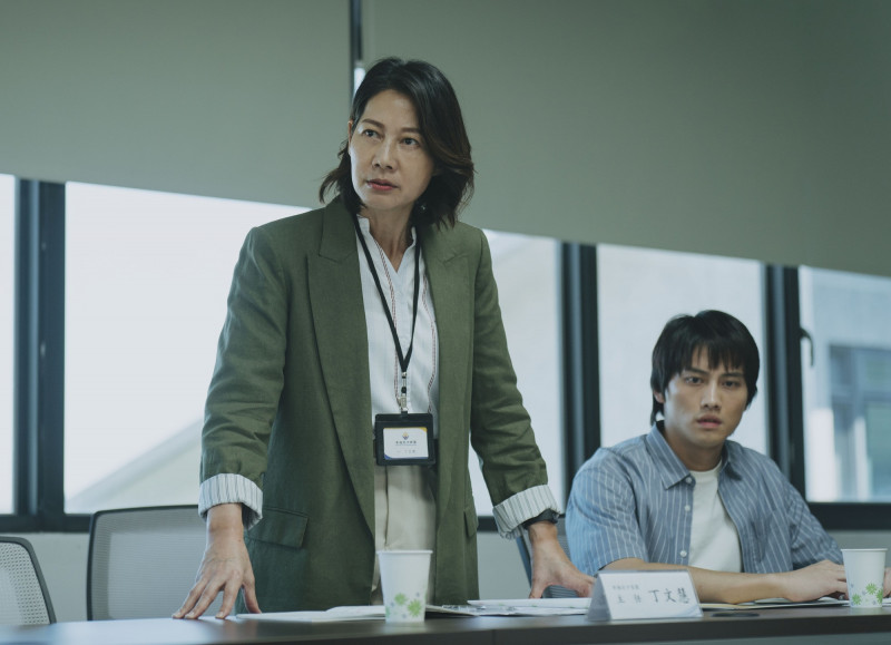 丁寧（左）嘆為母後更懂身為家長的重要性。（冬候鳥電影、文策院提供）