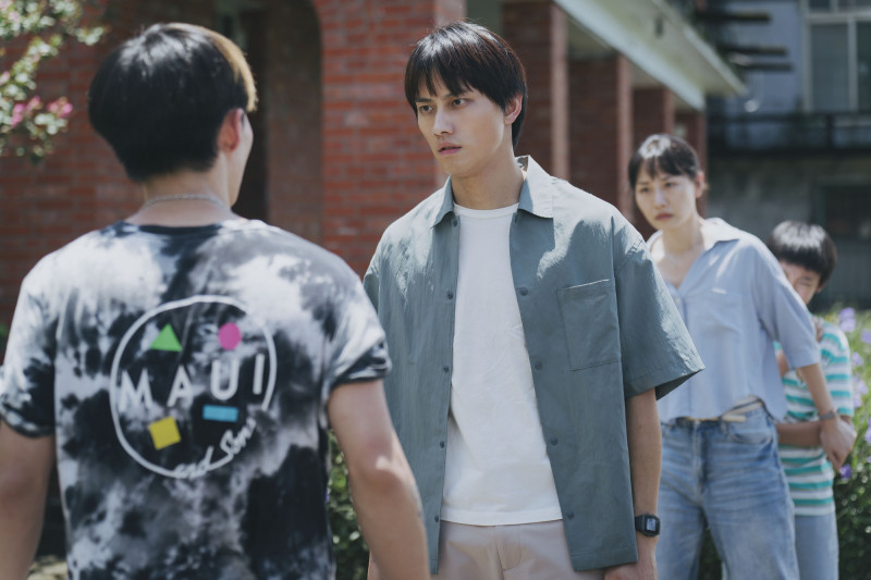 范少勳（中）在片中飾演社工。（冬候鳥電影、文策院提供）