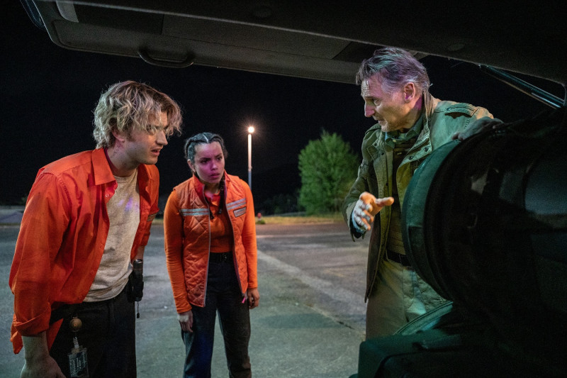 連恩尼遜（右）和喬奇瑞（左）與喬吉娜坎貝（中）合作《全境屍控》，大讚兩人表現。（采昌提供）