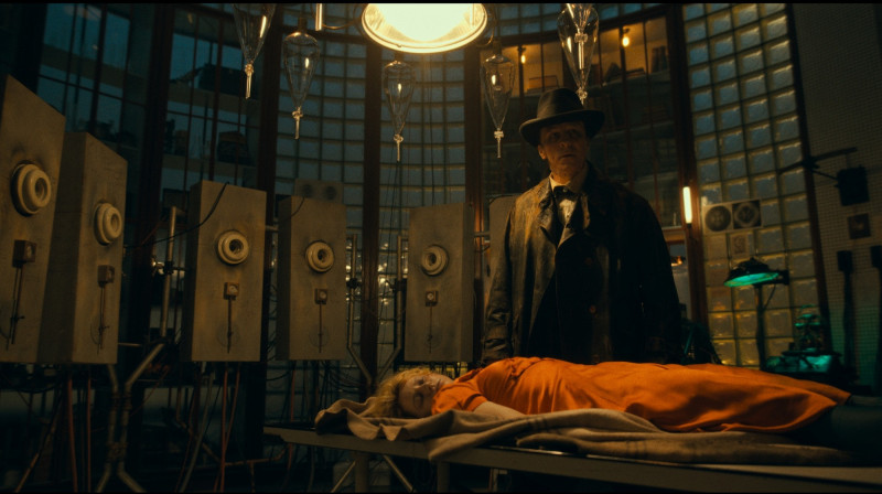 克里斯汀貝爾（上）在《科學新娘！》復活潔西伯克利飾演的遇害女子。（華納兄弟提供）