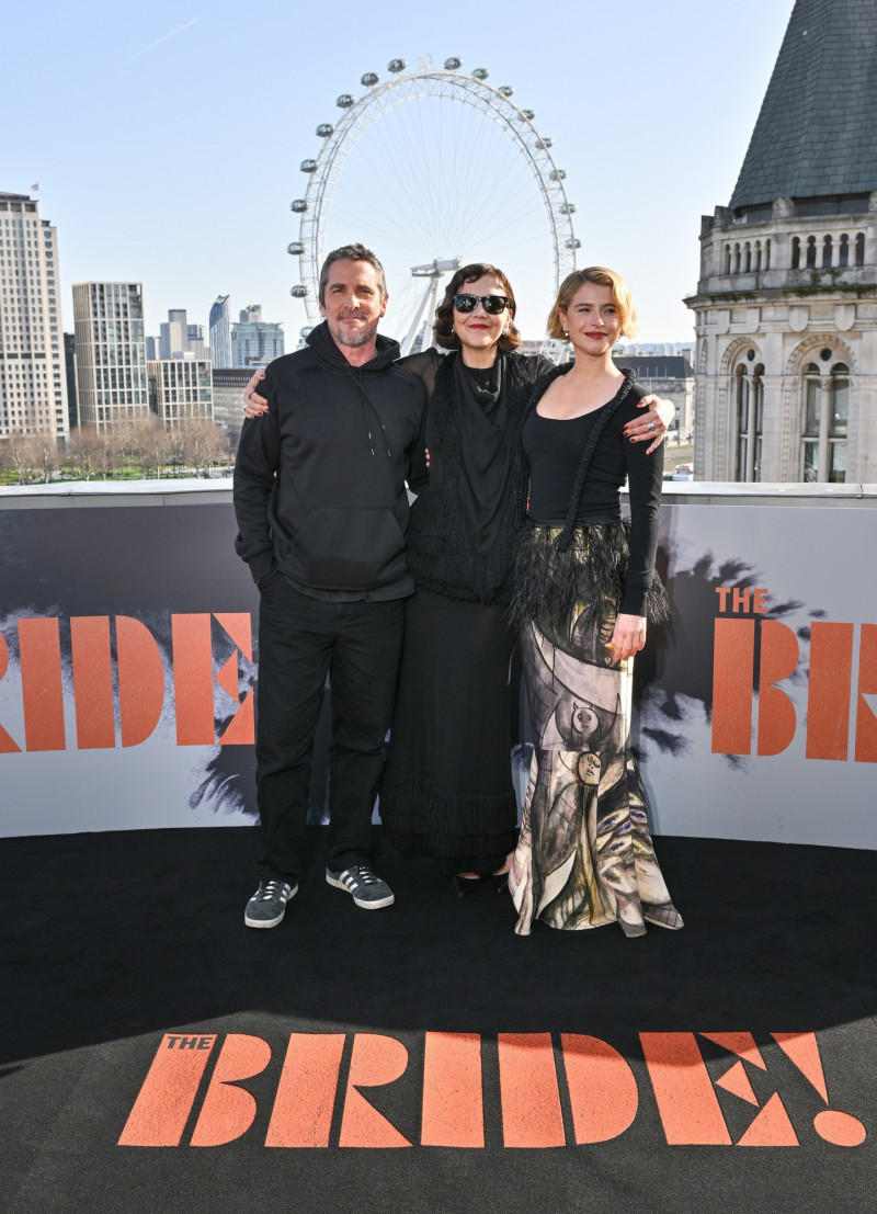 瑪姬葛倫霍（中）很開心找到克里斯汀貝爾（左）和潔西伯克利一同演出《科學新娘！》。（華納兄弟提供）