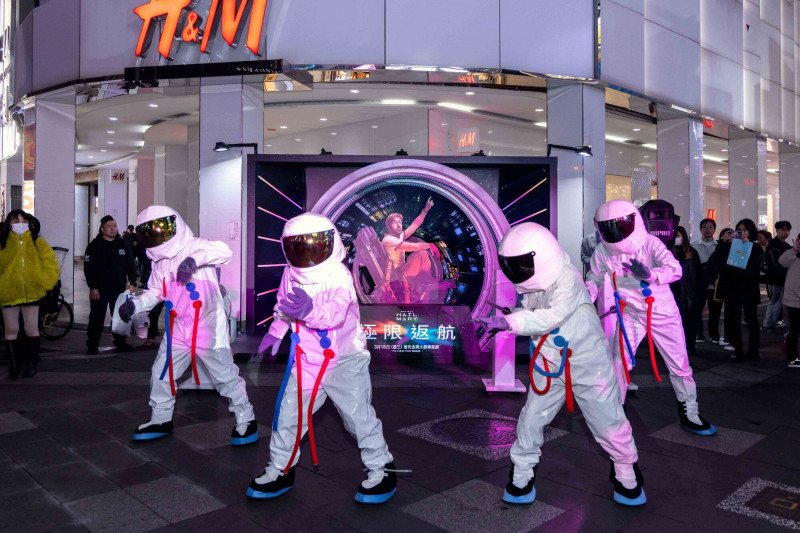 《極限返航》「太空艙啟航點燈儀式」，快閃太空人宇宙漫步舞蹈。（索尼影業提供）