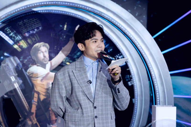 《極限返航》選在元宵節於西門町盛大舉辦「太空艙啟航點燈儀式」，主持人黃豪平帶領觀眾一起倒數計時。（索尼影業提供）