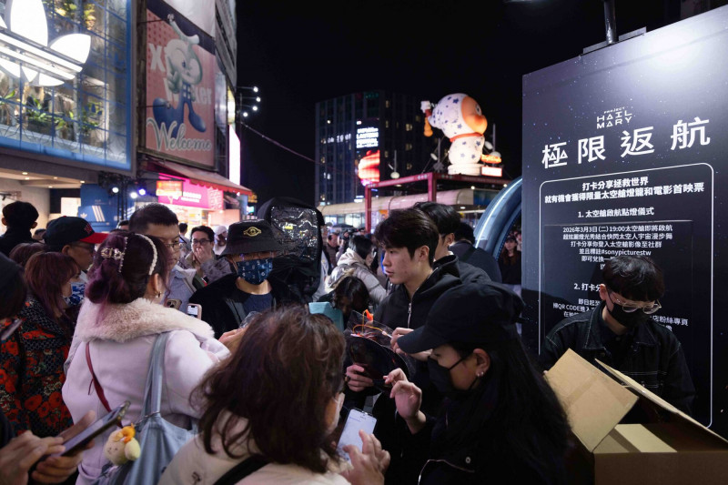 《極限返航》「太空艙啟航點燈儀式」引爆人潮瘋搶限量太空艙小燈籠。（索尼影業提供）