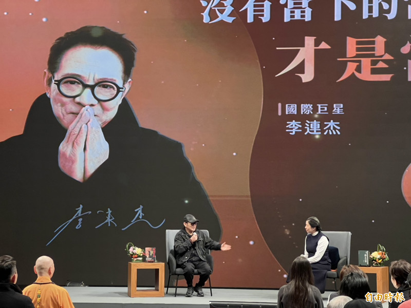 李連杰（左）今與靜思書軒營運長蔡青兒對談生死議題。（記者蕭方綺攝）