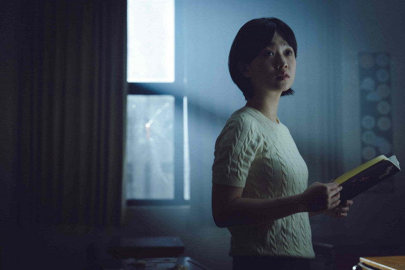 嚴正嵐在《死亡之握：⿁牽⼿》飾演⾼中老師，發現學生玩起禁忌招靈遊戲。（網銀提供）