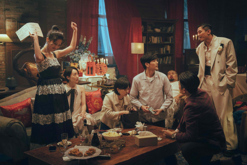 嚴正嵐在《死亡之握：⿁牽⼿》與涂善存重逢，並意外加入老同學的訂婚派對。（網銀提供）