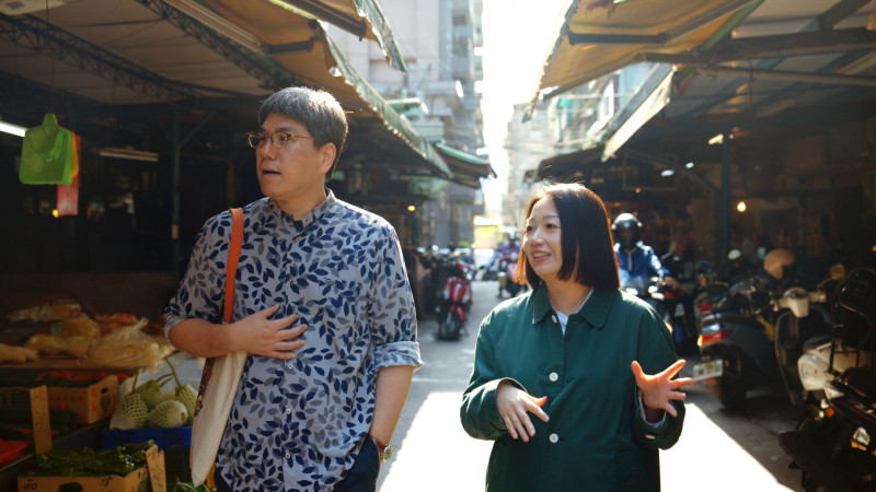 公視《也好吃》老派時光家常味＿作家洪愛珠（右）與馬世芳分享家傳滋味。（公視提供）