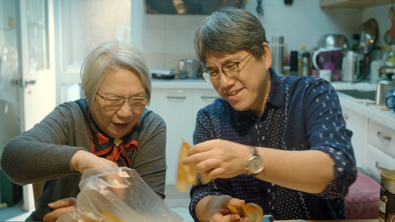 公視《也好吃》馬家滋味：百頁包肉_馬世芳與母親陶曉清（左）邊料理邊回憶春節圍爐的畫面。（公視提供）