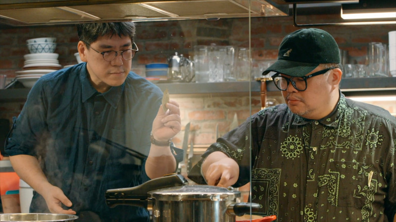 公視《也好吃》麵一碗_馬世芳與「顏社」創辦人迪拉（右）透過麵食牽起彼此的城市記憶。（公視提供）