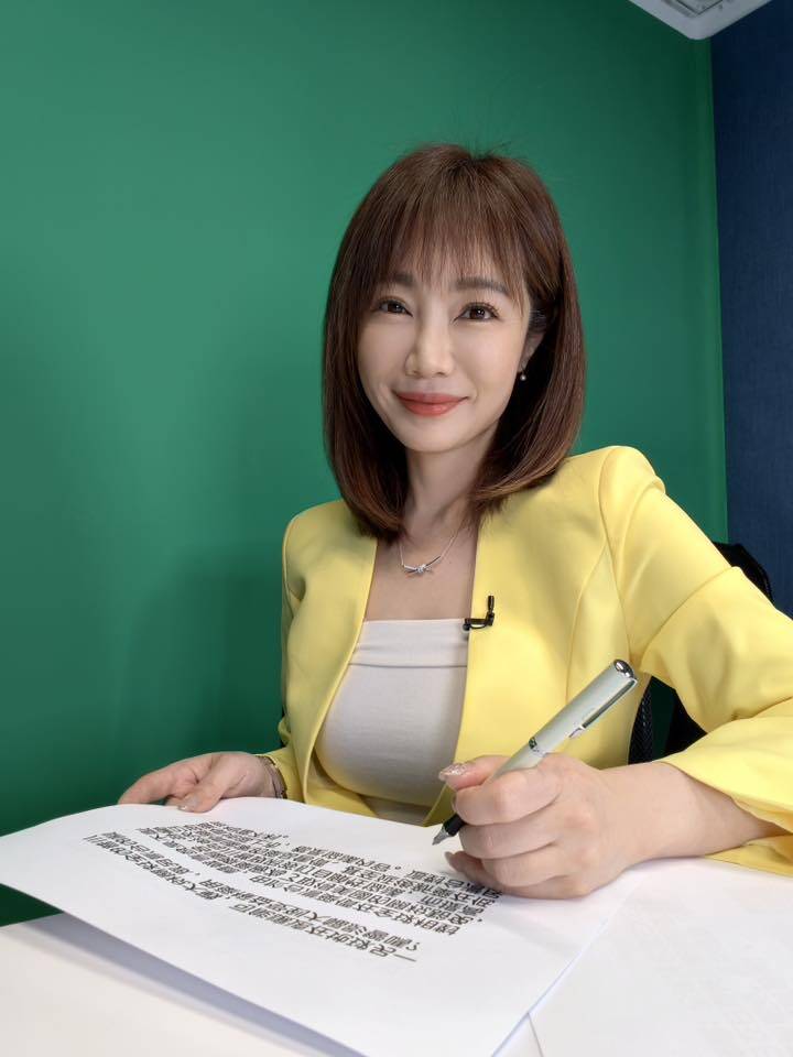 蕭彤雯前陣子才重操舊業，一身主播裝扮看起來還是非常專業。（翻攝自蕭彤雯臉書）