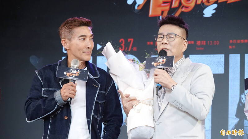 沈玉琳感謝一路相陪的好友潘若迪。（記者潘少棠攝）