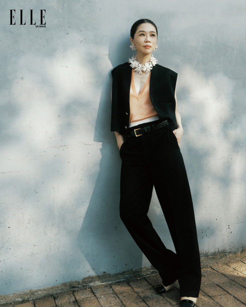 謝盈萱認為表演是對五感的重新啟動。（《ELLE》國際中文版雜誌提供）