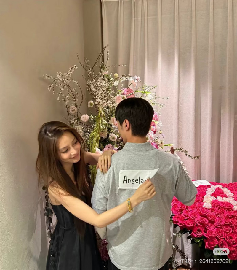 Angelabay在派對玩起撕名牌遊戲。（翻攝自小紅書）