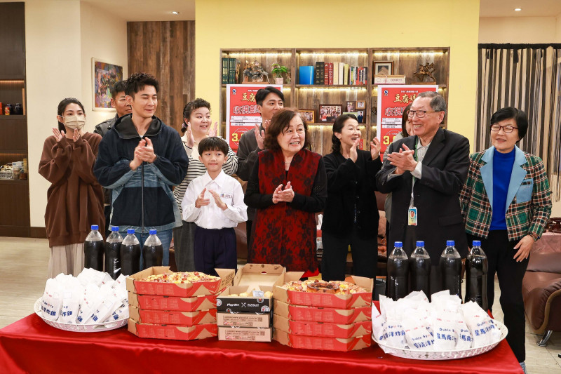 民視董事長王明玉親赴《豆腐媽媽》劇組勉勵，送上「必勝披薩」與「當紅炸子雞」打氣。（民視提供）