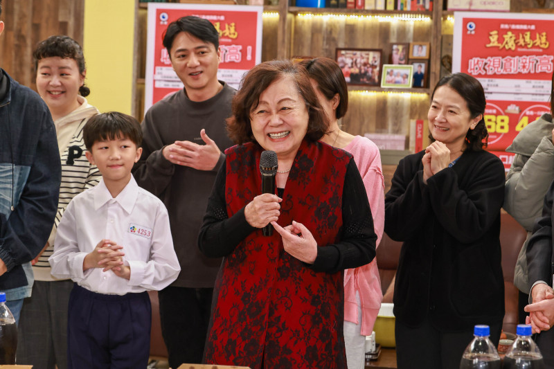 民視董事長王明玉親赴《豆腐媽媽》劇組勉勵，送上「必勝披薩」與「當紅炸子雞」打氣。（民視提供）