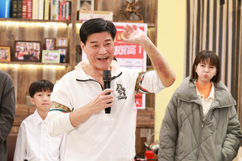 王中皇這回在《豆腐媽媽》不當反派改演「色鬼」，預告今晚播出為戲受傷的橋段，大面積瘀青讓人直呼敬業。（民視提供）