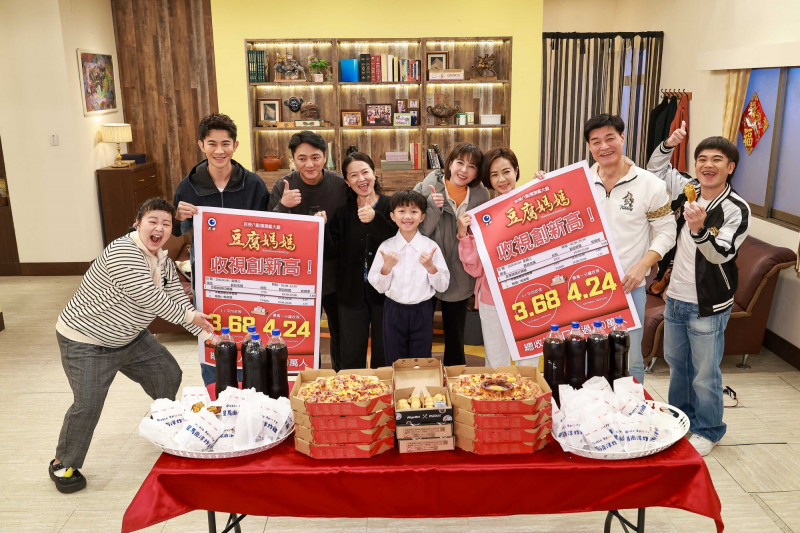 民視董事長王明玉親赴《豆腐媽媽》劇組勉勵，送上「必勝披薩」與「當紅炸子雞」打氣。（民視提供）