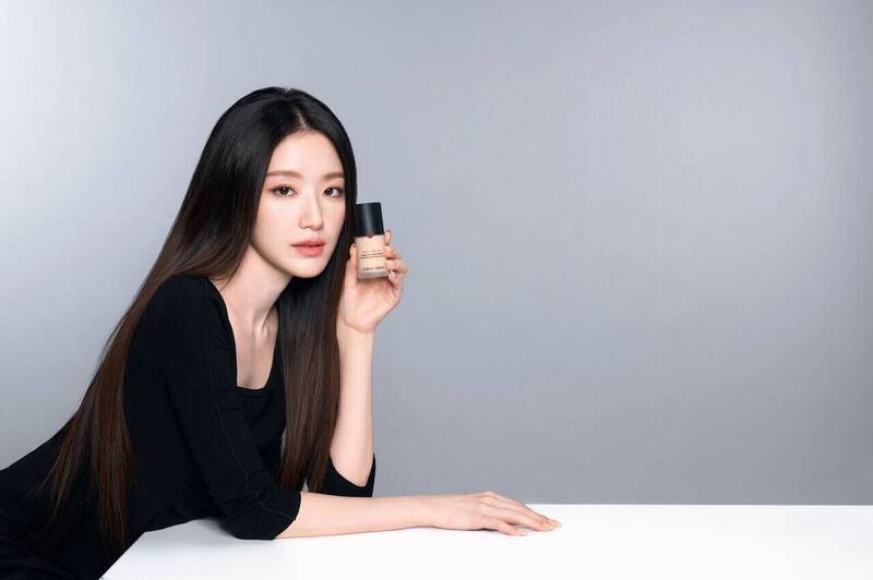 Giorgio Armani Beauty幫舒華打造黑白兩種造型，各自散發不同魅力。（翻攝自X）