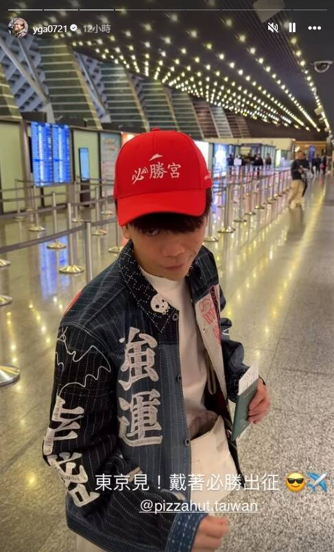 蔡阿嘎與必勝客合作，現場發放必勝宮帽子。（翻攝IG）