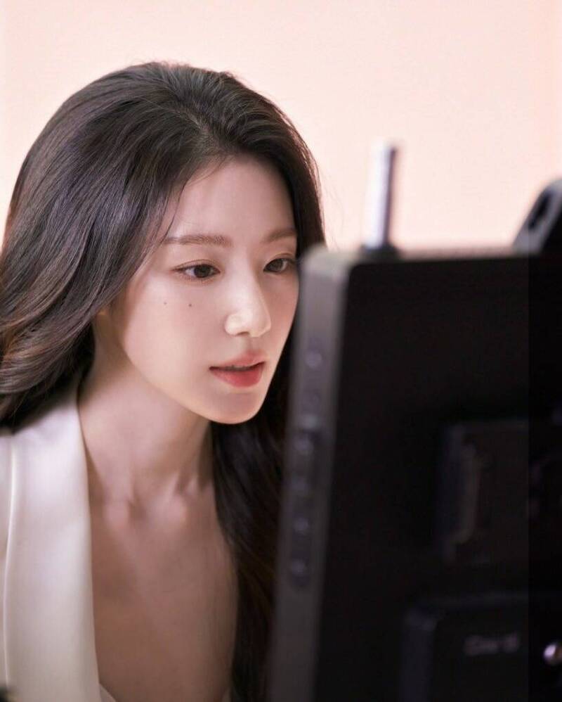 Giorgio Armani Beauty拍出i-dle成員舒華的俐落。（翻攝自X）