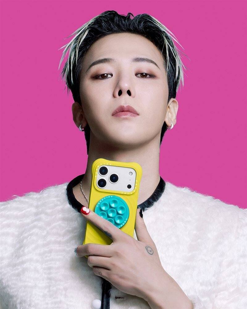 GD被五彩繽紛的手機配件包圍，展現出俏皮又帥氣的反差魅力。（品牌提供）