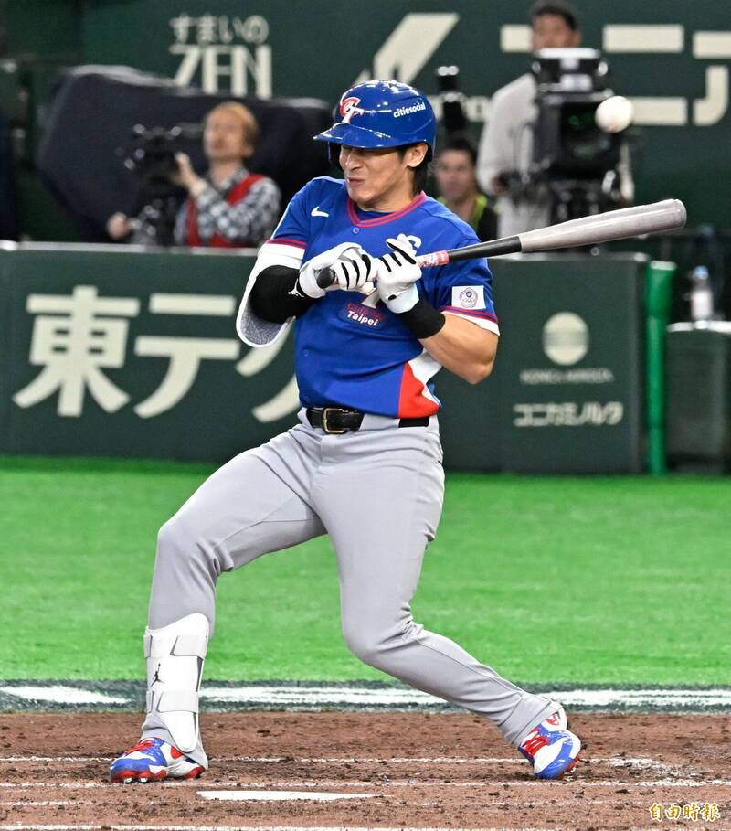 陳傑憲因觸身球導致左手食指遠端骨裂。（記者陳志曲攝）