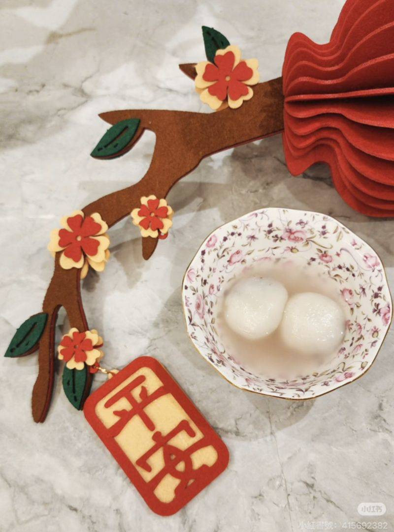 昆凌手中的金邊瓷碗意外被全網盯上。（翻攝自小紅書）