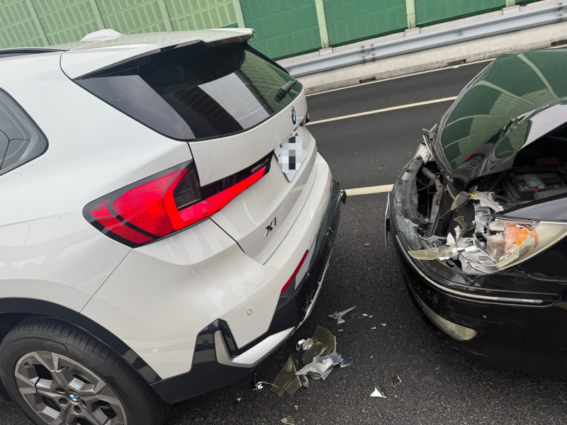 徐千京日前在高速公路塞車靜止時，突遭後方車輛追撞，所幸人平安無大礙。（民視提供）