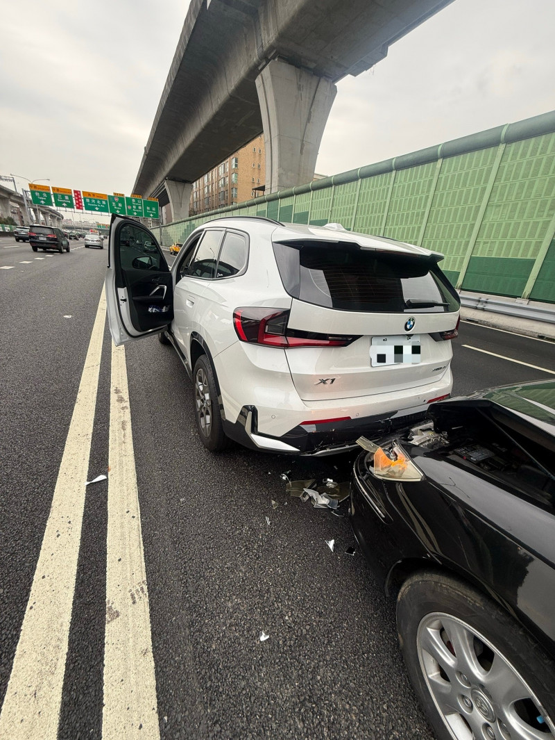 徐千京日前在高速公路塞車靜止時，突遭後方車輛追撞，所幸人平安無大礙。（民視提供）
