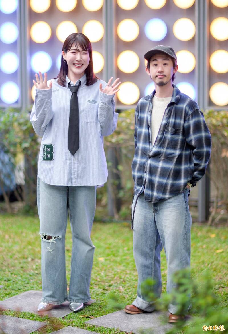 中川未悠（左）、飯塚花笑皆是跨性別者，今天來台宣傳電影《藍色男孩事件》。（記者王文麟攝）